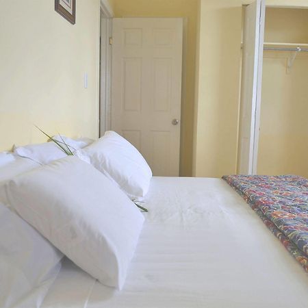 St. John's Paige Pond Country Inn מראה חיצוני תמונה