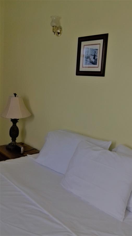 St. John's Paige Pond Country Inn מראה חיצוני תמונה