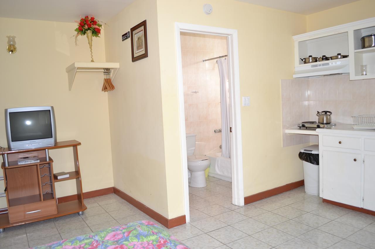 St. John's Paige Pond Country Inn מראה חיצוני תמונה