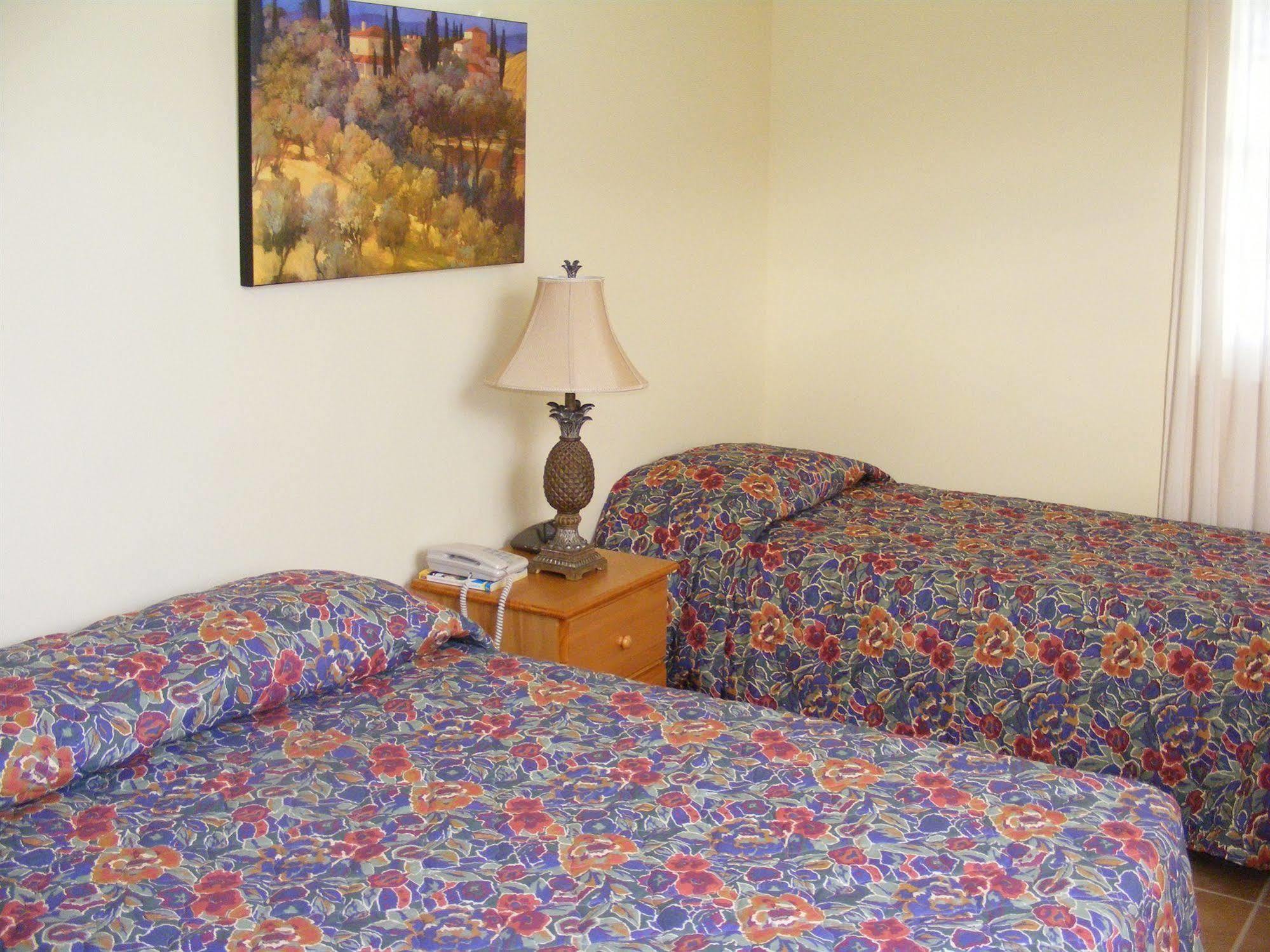 St. John's Paige Pond Country Inn מראה חיצוני תמונה