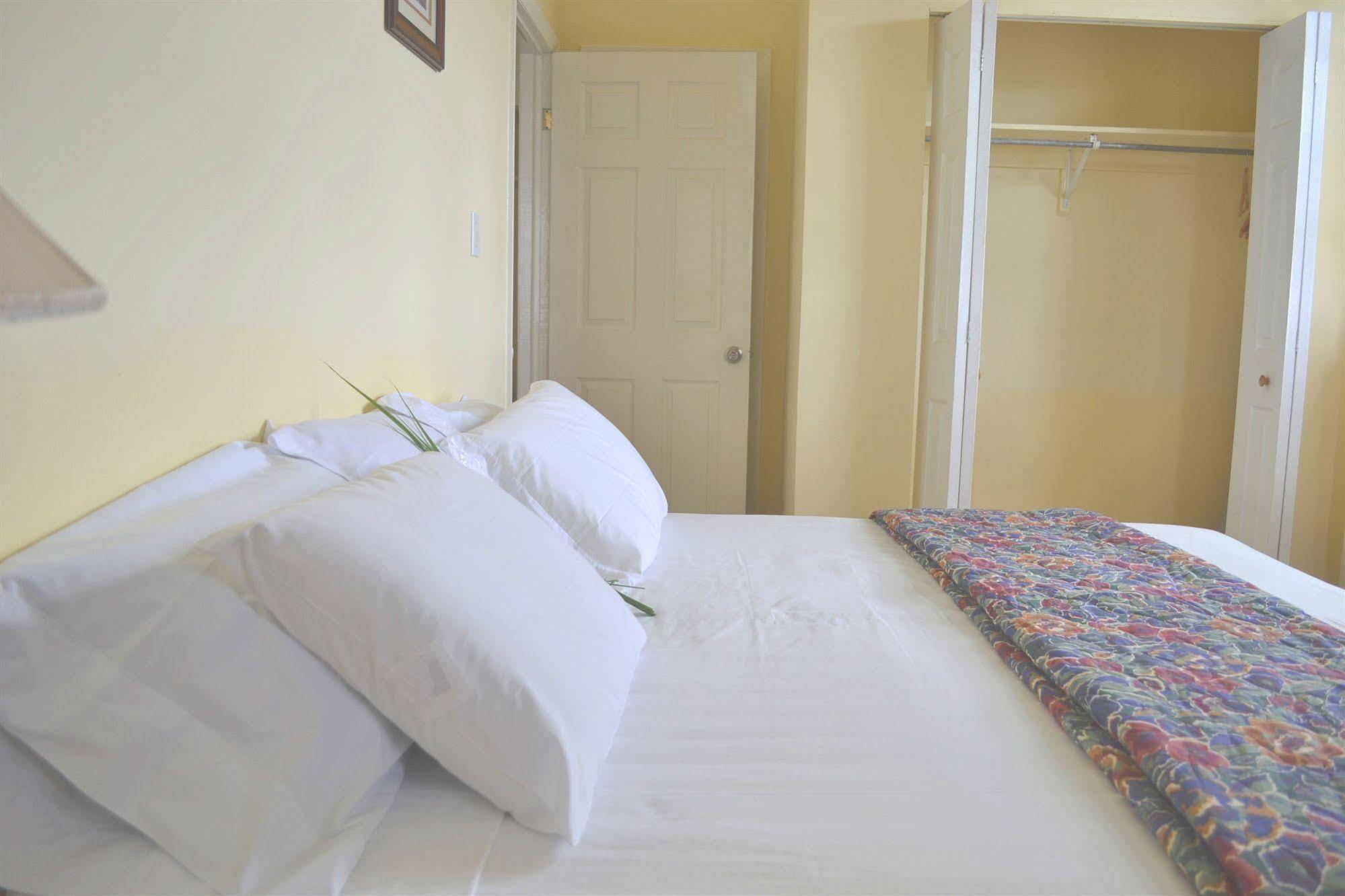 St. John's Paige Pond Country Inn מראה חיצוני תמונה
